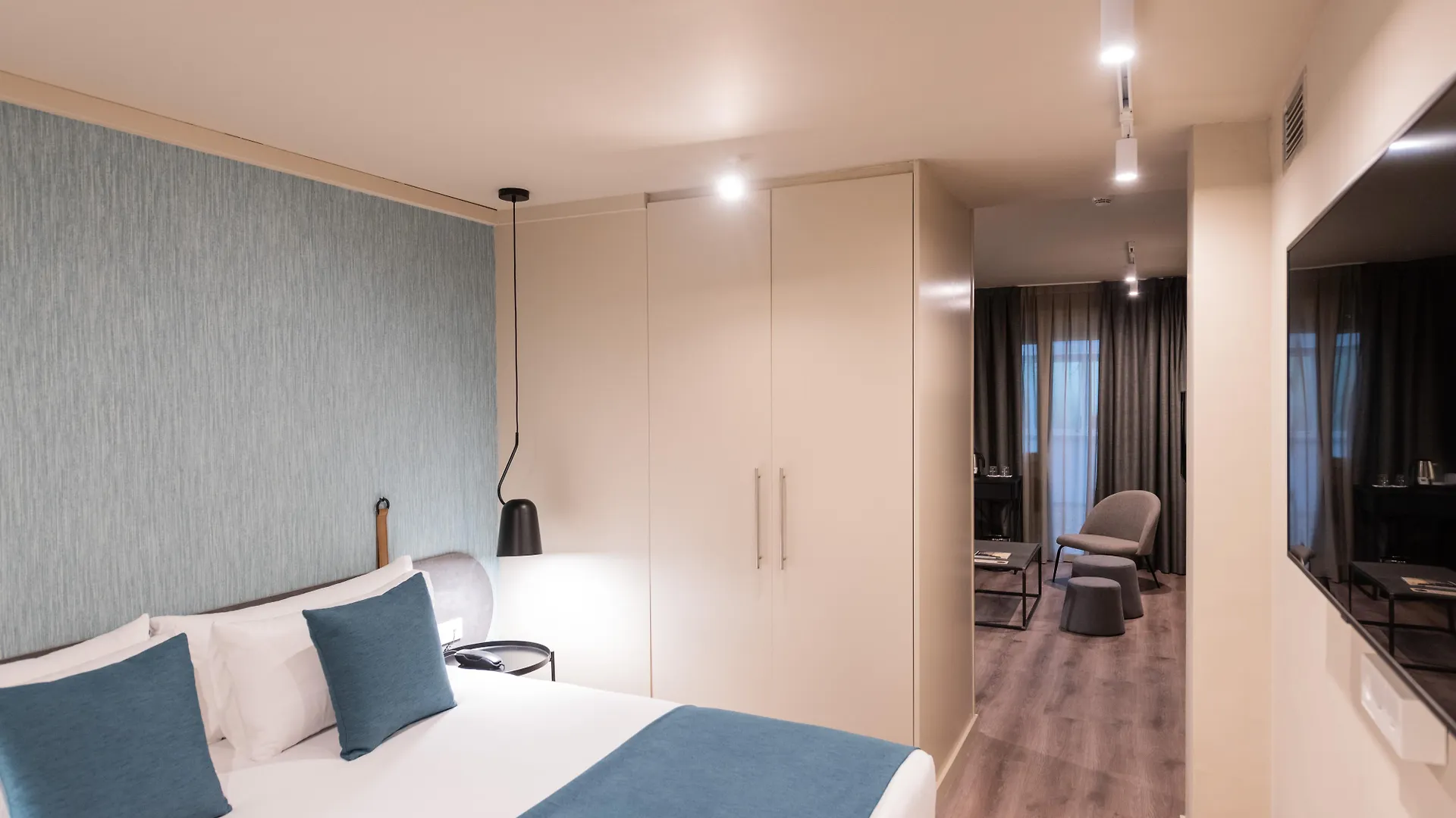 Atenea Rekord Suites Barcelona 4*,