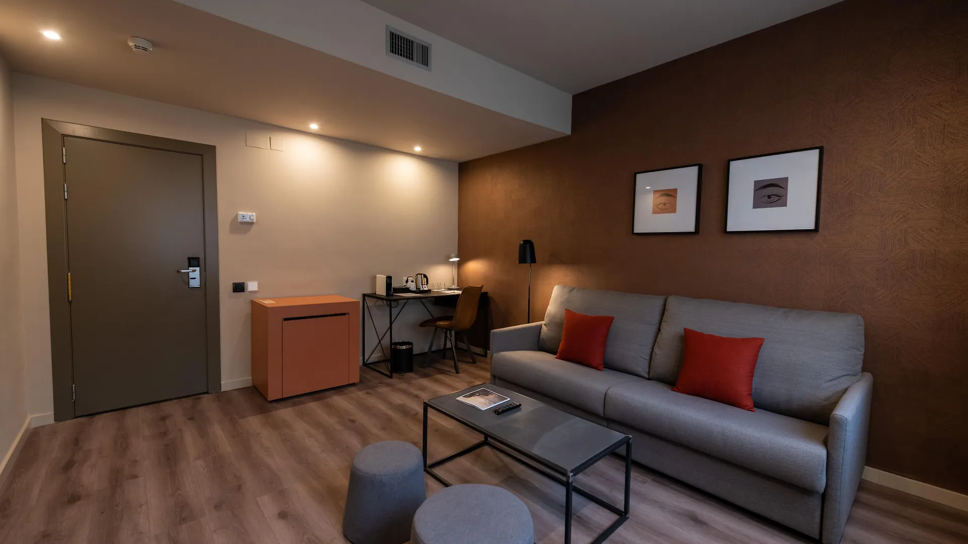 Atenea Rekord Suites Barcelona 4*,