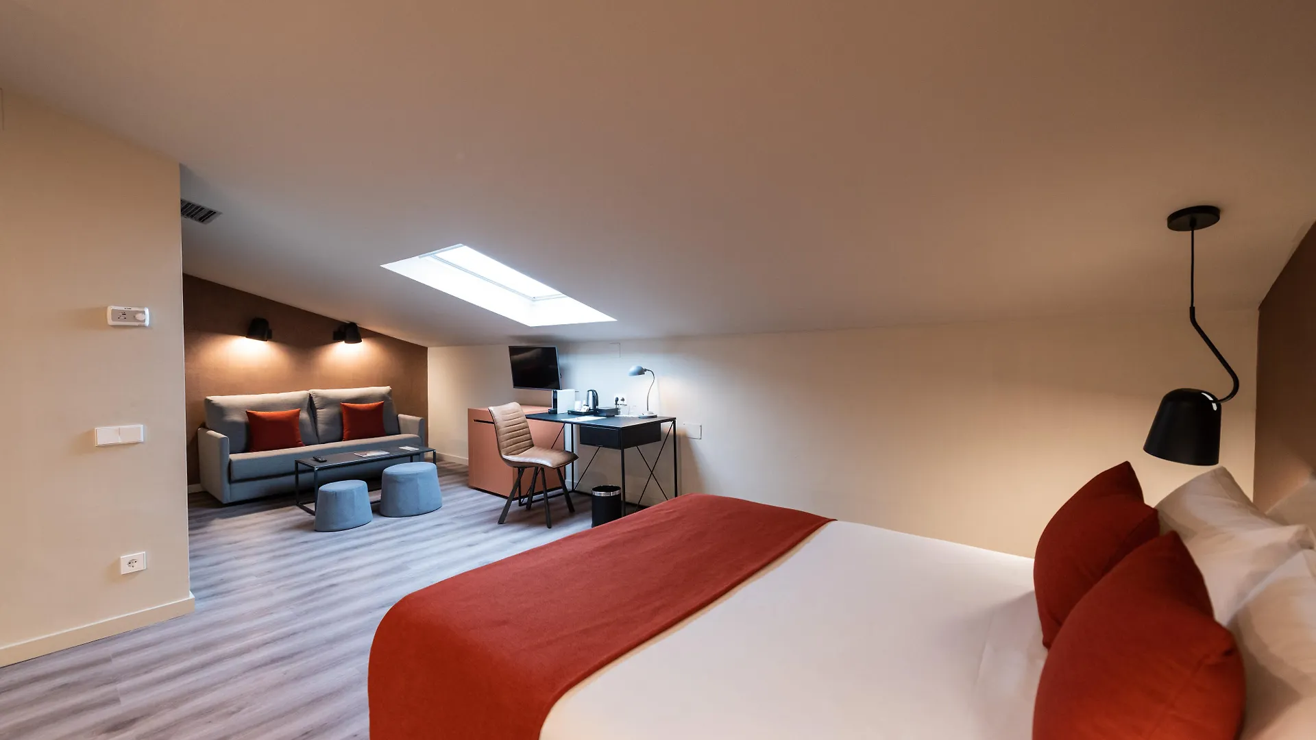 Atenea Rekord Suites Barcelona 4*,