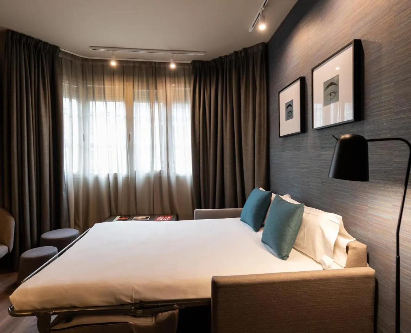 Atenea Rekord Suites Barcelona 4*,