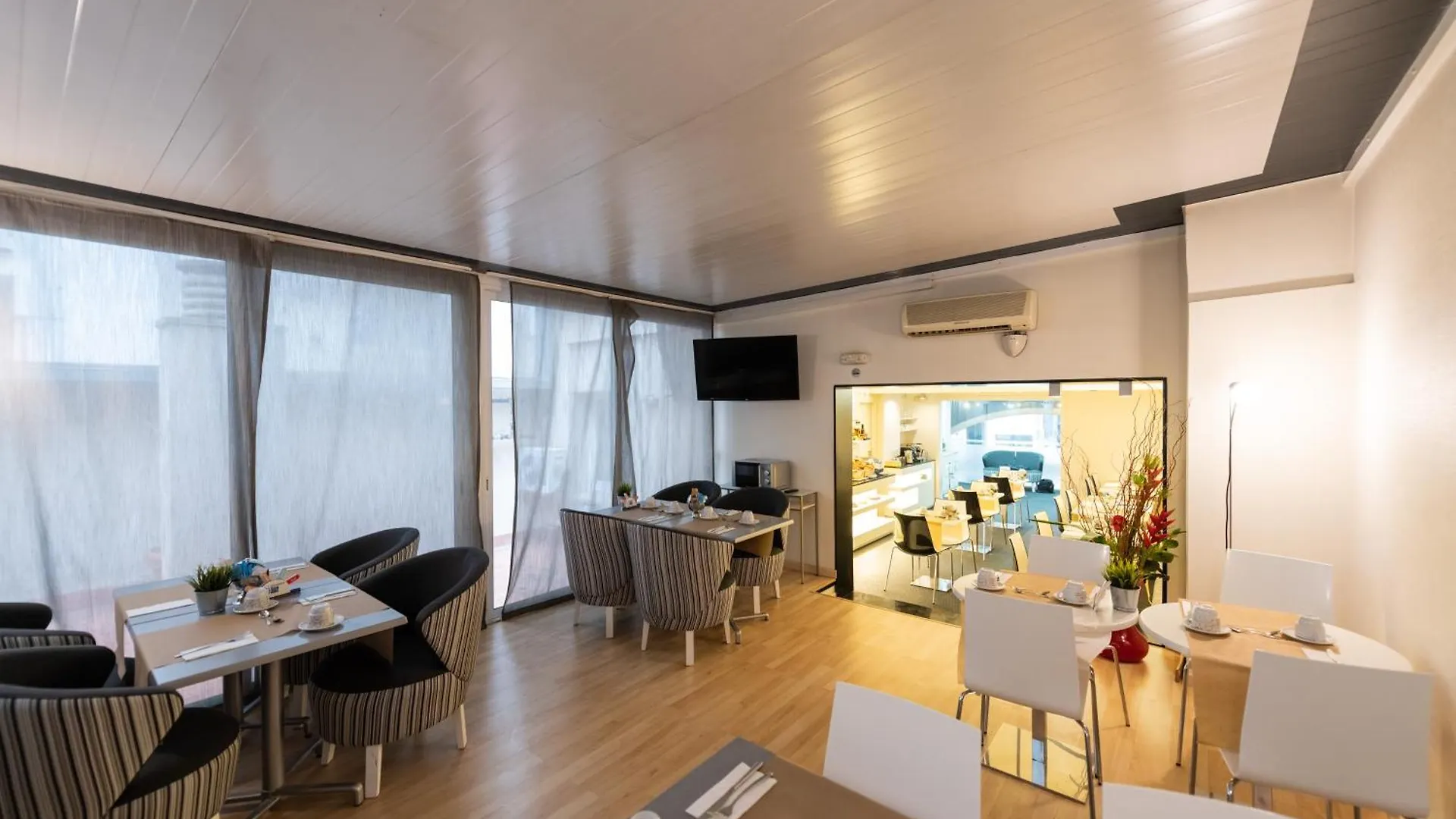 Atenea Rekord Suites Barcelona 4*,